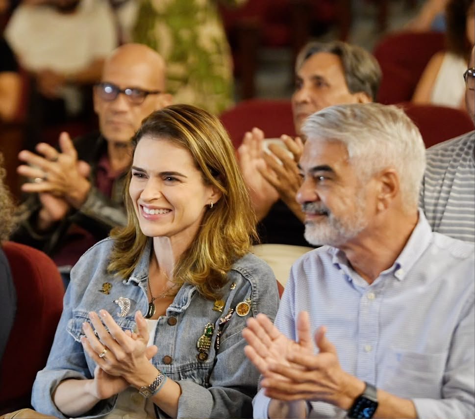 Marília Arraes e Humberto Costa aplaudem durante evento político em auditório