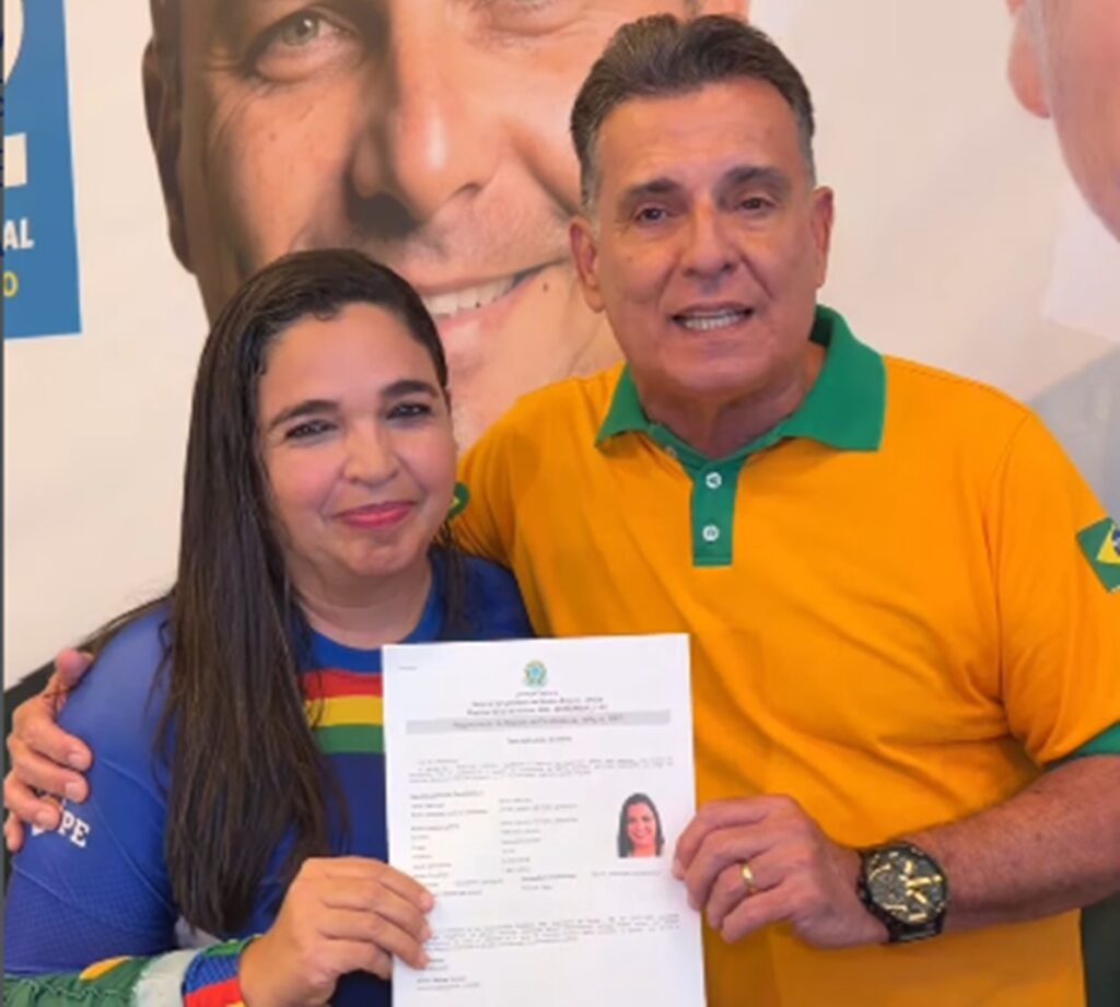 Cabo Aênia ao lado do deputado federal Coronel Meira segurando documento oficial de candidatura em convenção do PL em Pernambuco.