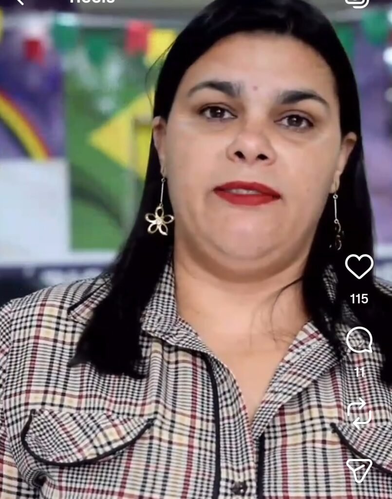 Vereadora Ninha de Zé Maria em Chã Grande usando camisa xadrez
