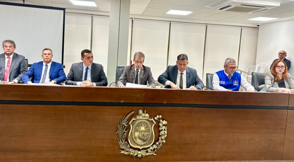 Audiência pública na Alepe sobre fiscalização de planos de saúde com deputados e representantes do Procon e Ministério Público.