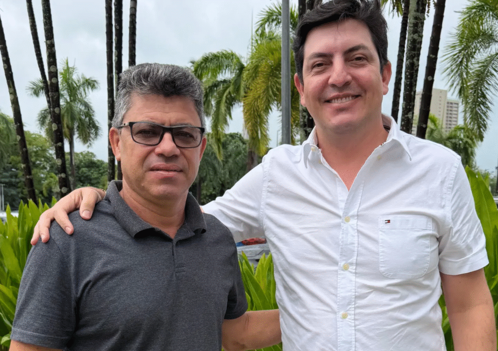 Ademir Batista ao lado do deputado estadual Henrique Queiroz Filho em aliança política para Chã Grande