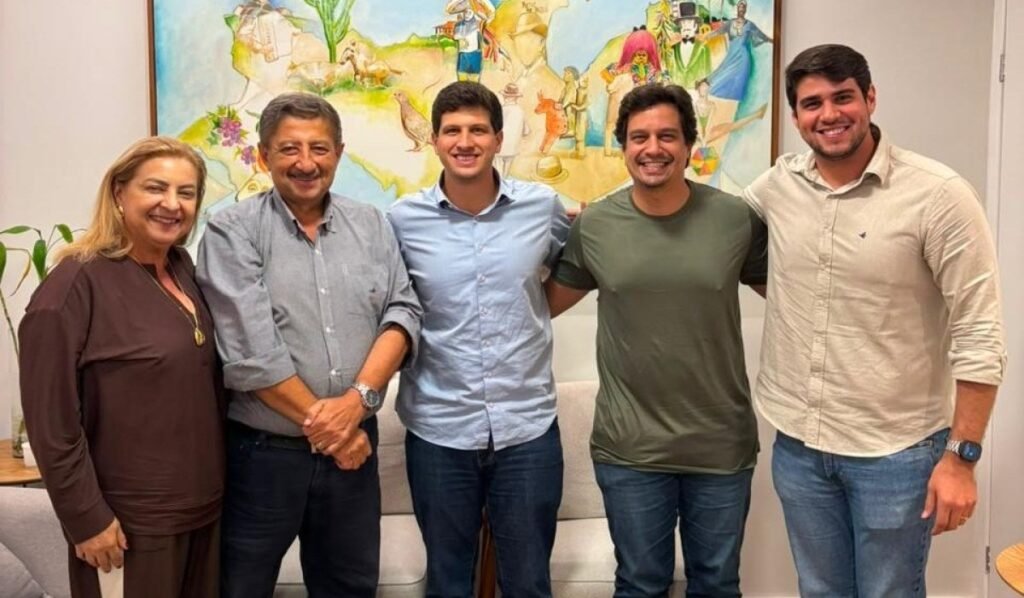 O ex-prefeito de Gravatá, Joaquim Neto, posa ao lado de João Campos, prefeito do Recife e pré-candidato ao Governo de Pernambuco.