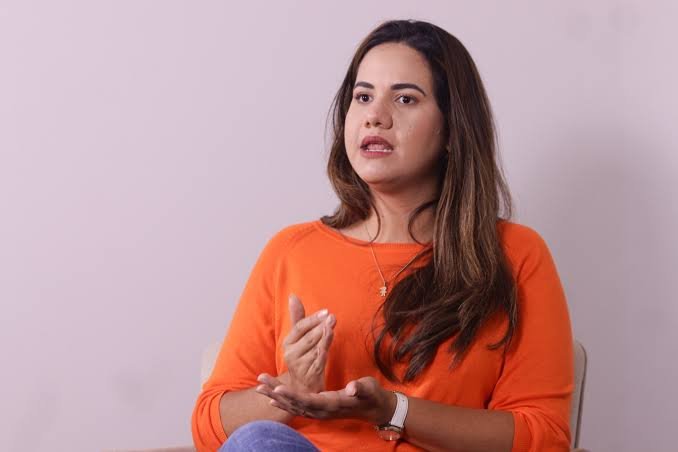 Prefeita de Olinda, Mirella Almeida, gesticulando em entrevista sobre gestão de pessoal e contratações no município.