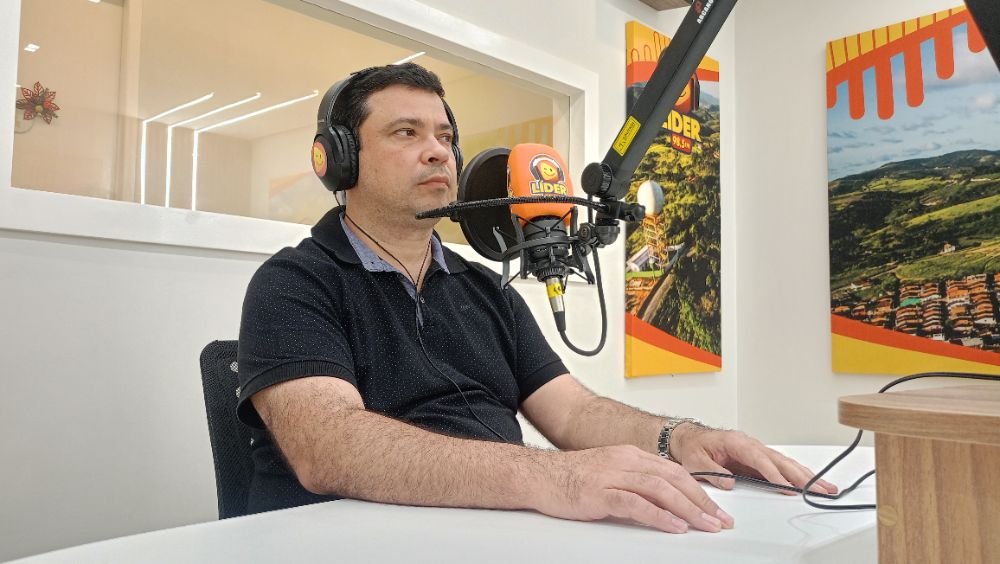 Vice-prefeito de Gravatá João Paulo concedendo entrevista ao vivo nos estúdios da Rádio Líder FM durante o programa Panorama Político.