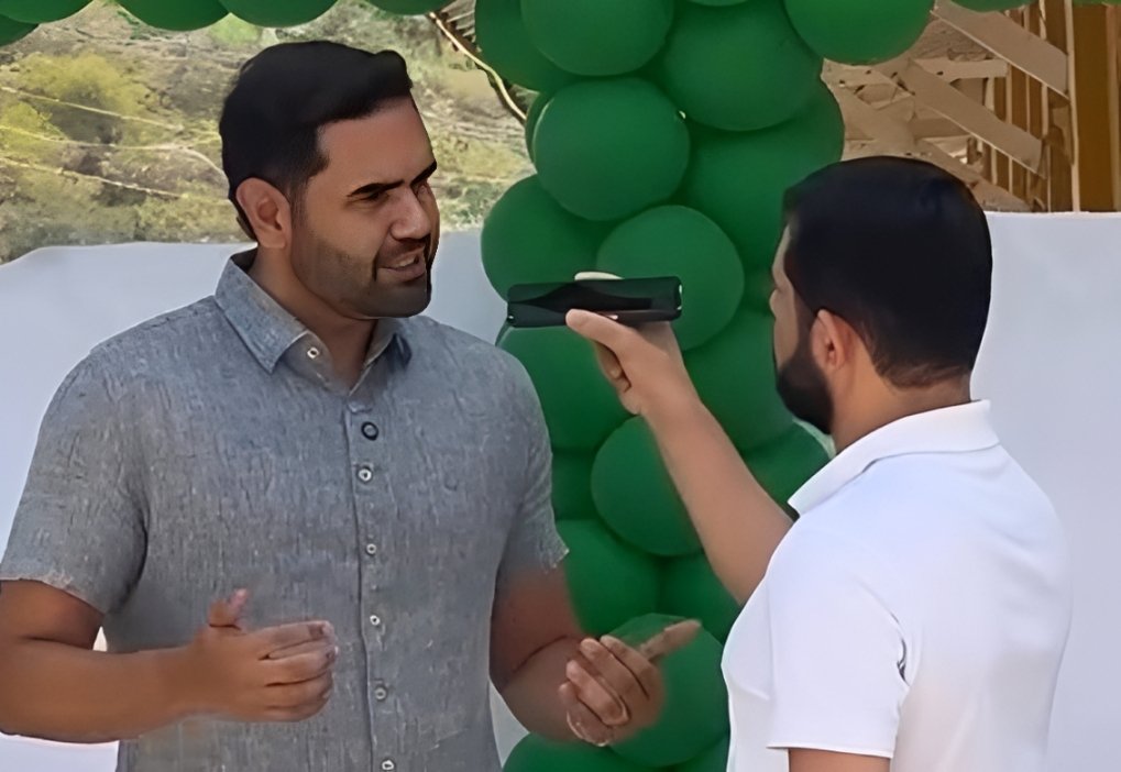 O prefeito de Piranhas, Tiago Freitas, concede entrevista ao vivo ao jornalista Ismael Alves durante o X Seminário Nordestino de Agentes Públicos e Políticos em Piranhas, Alagoas.