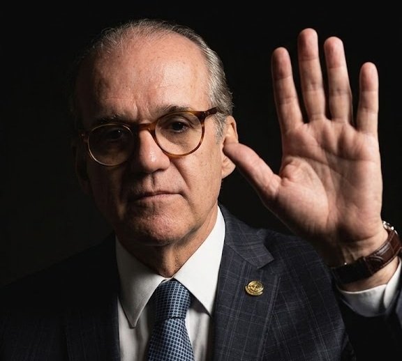 Ilustração digital do senador Fernando Dueire com terno escuro e gravata, acenando com a mão levantada contra fundo escuro com iluminação dramática.