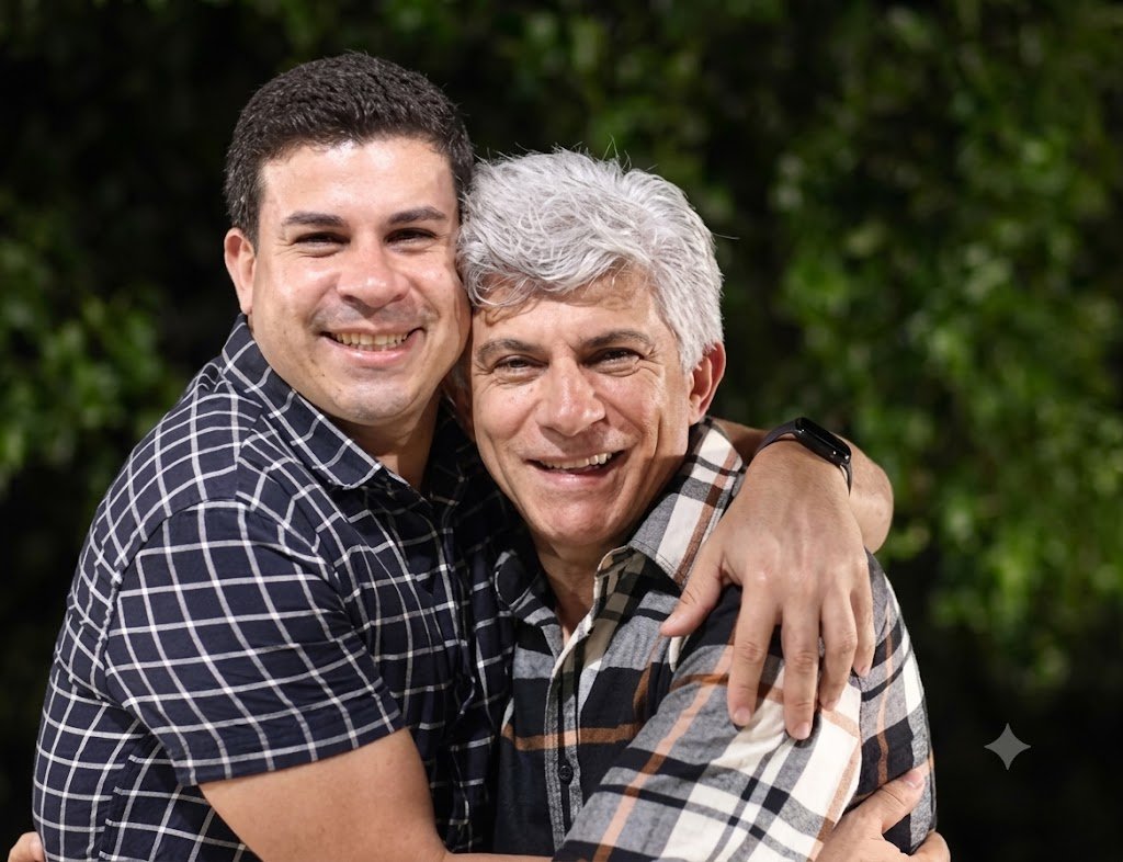Candidato a deputado federal Carlos Veras (PT-PE), à esquerda, sorri e abraça o ex-presidente da Contag Aristides Veras, ambos vestindo camisas xadrez e posando para foto em Gravatá, Pernambuco.