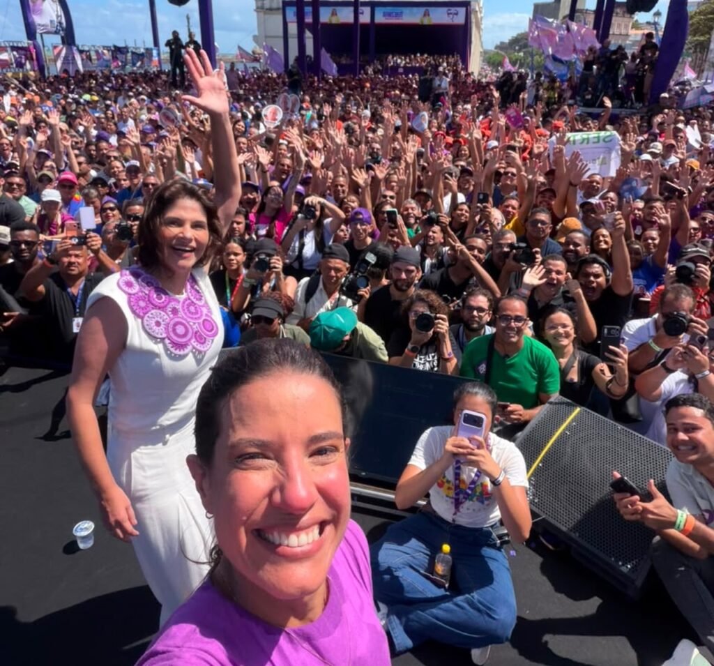 Governadora Raquel Lyra tira selfie com a vice Priscila Krause e apoiadores durante convenção partidária do PSD no Parador, no Recife.