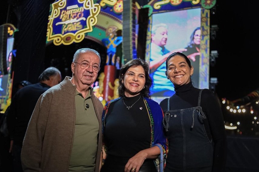 O prefeito de Gravatá, Joselito Gomes, a vice-governadora de Pernambuco, Priscila Krause, e a primeira-dama Viviane Facundes sorriem juntos durante o Festival Pernambuco Meu País em Gravatá.