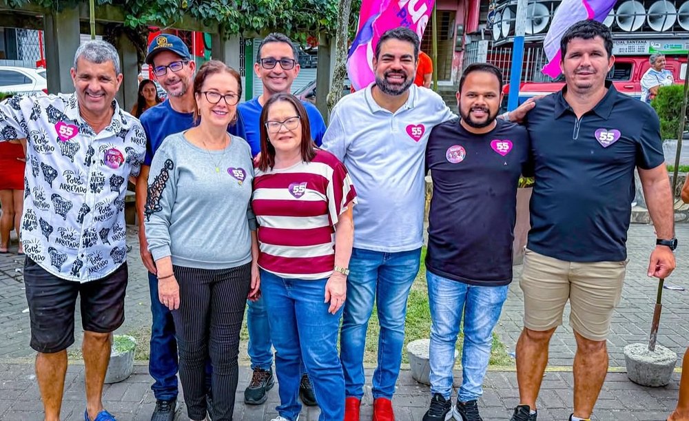 Prefeito Sandro Advogado e vereadores aliados no comitê eleitoral em Chã Grande