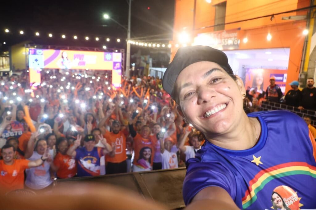 Viviane Facundes faz selfie com apoiadores durante a Vivi Night Run em Gravatá