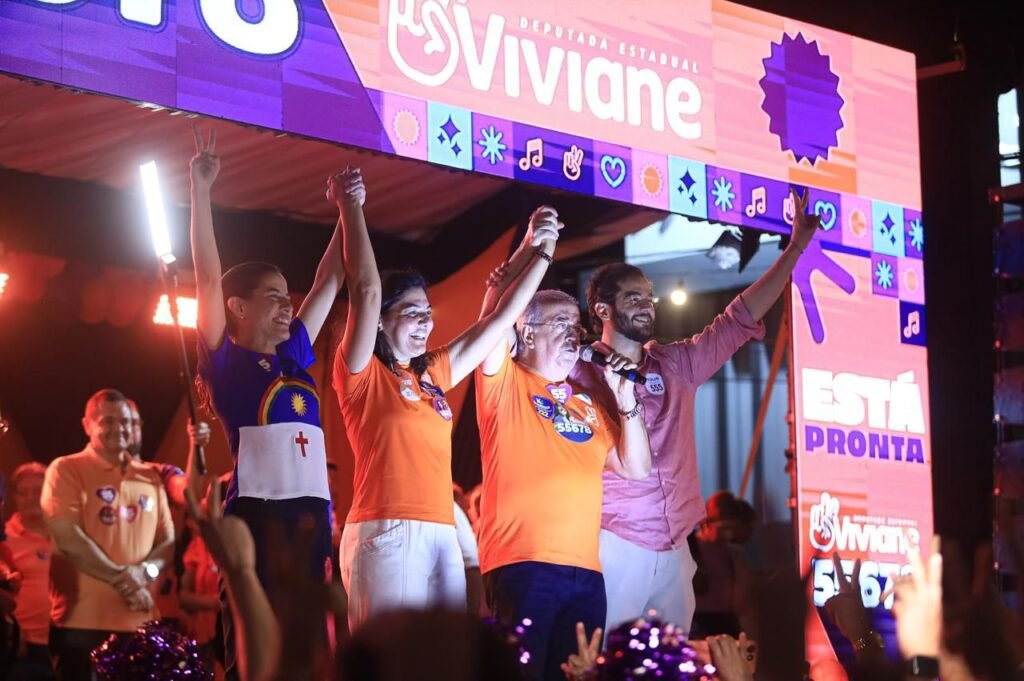 Raquel Lyra, Viviane Facundes, Joselito Gomes e Túlio Gadêlha juntos na inauguração do comitê de Viviane em Gravatá