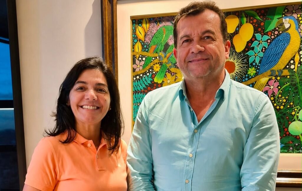 Deputado federal Waldemar Oliveira e a primeira-dama de Gravatá, Viviane Facundes, sorriem juntos durante anúncio de aliança para as Eleições 2026.