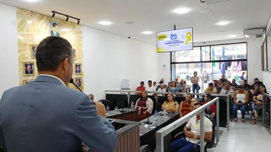 Vista em contra-plano do plenário lotado da Câmara de Chã Grande durante discurso do presidente Ademir Batista no 3º Encontro pela Valorização da Vida.