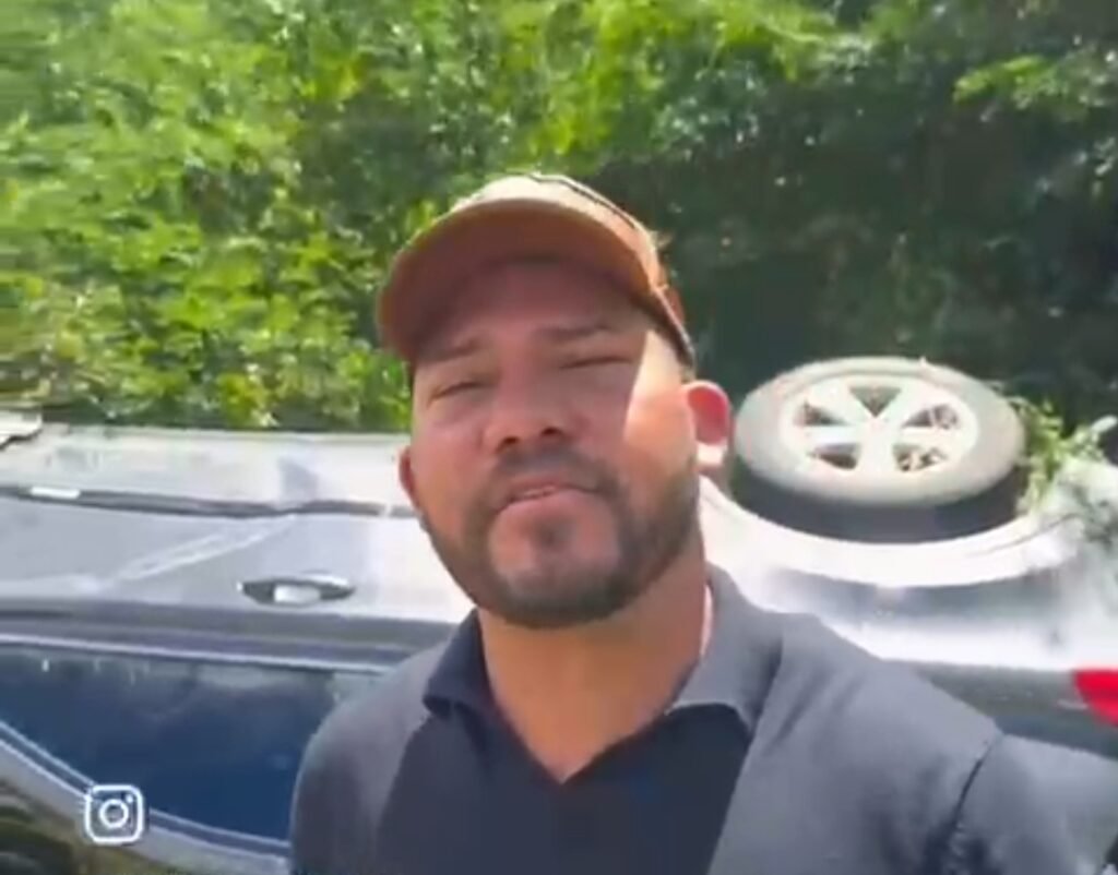 Deputado Abimael Santos no local de acidente de carro que transportava seus assessores na rodovia PE-218, em Pernambuco, mostrando o veículo capotado.