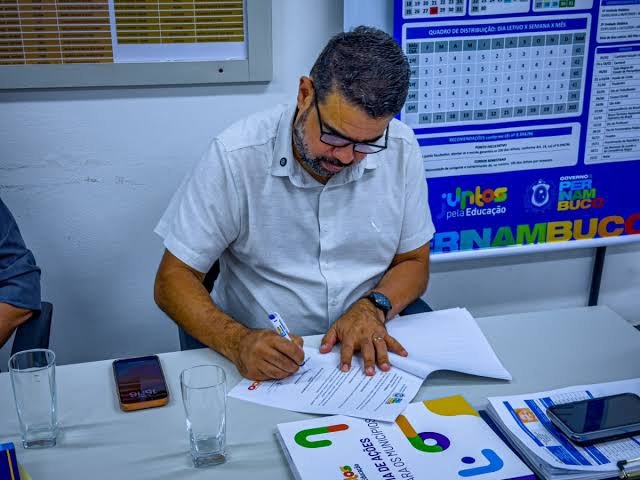 Prefeito de Chã Grande assina documento durante ato administrativo