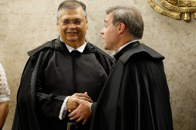 Flávio Dino e André Mendonça se cumprimentam no STF
