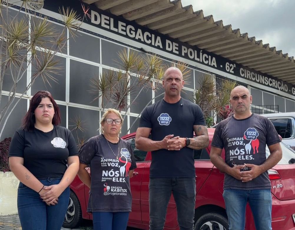 Anderson Correia e integrantes do Projeto Rabitos em frente à Delegacia de Polícia de Gravatá exigindo justiça por cachorro morto a pauladas.