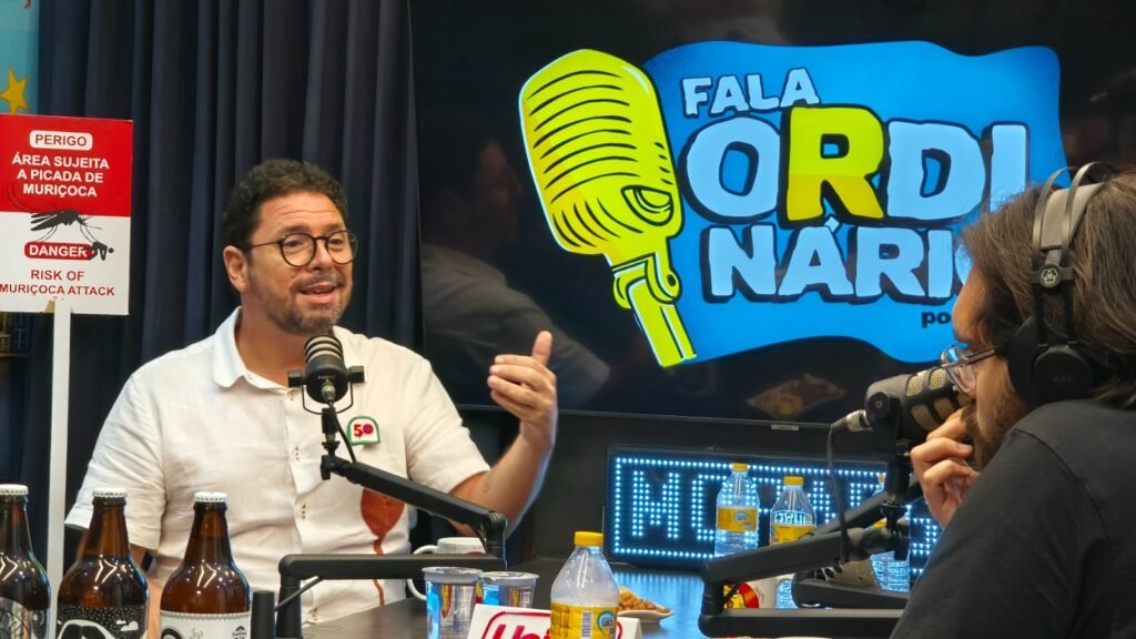 Ivan Moraes, candidato do PSOL ao Governo de Pernambuco, concede entrevista com microfone no Podcast Fala Recife Ordinário.