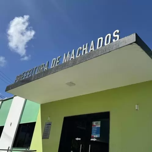 Fachada do prédio da Prefeitura de Machados com letreiro na platibanda sob céu azul.