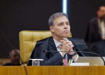 Mendonça afasta chefes da PF e determina investigação sobre relatórios de inteligência Mendonça afasta chefes da PF e determina investigação sobre relatórios de inteligência