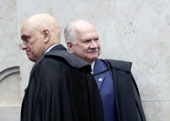 Moraes pede a Fachin investigação contra André Mendonça