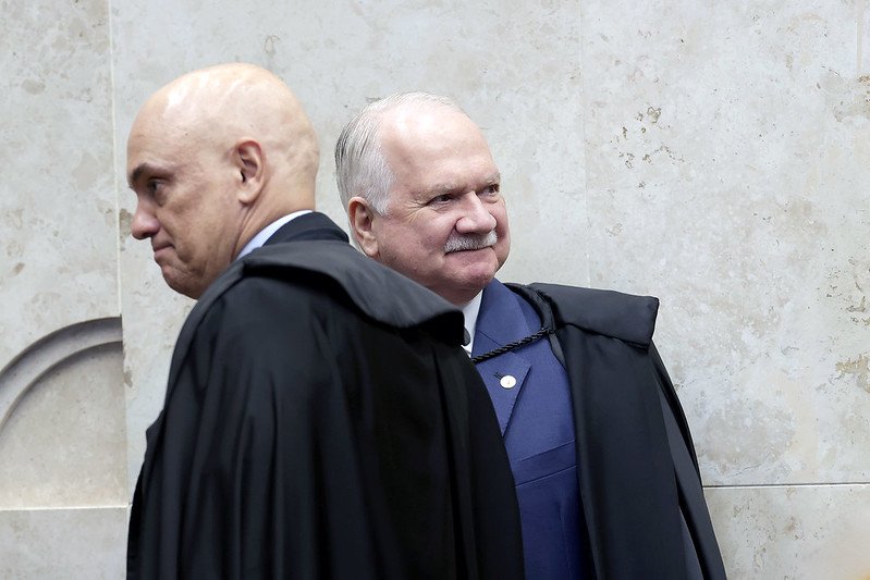 Os ministros do STF Alexandre de Moraes e Edson Fachin lado a lado vestindo togas pretas no Supremo Tribunal Federal.