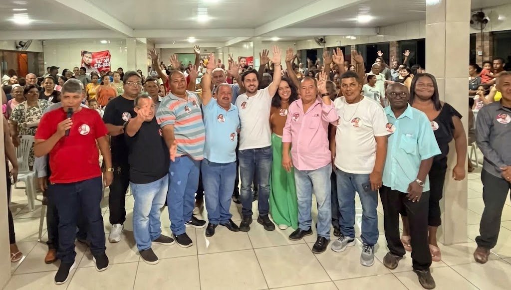Deputado estadual Aglailson Victor (ao centro, de branco, acenando) sorri ao lado de apoiadores e lideranças políticas durante encontro expressivo de campanha em Camaragibe. O evento foi encabeçado por Nilson Pereira.