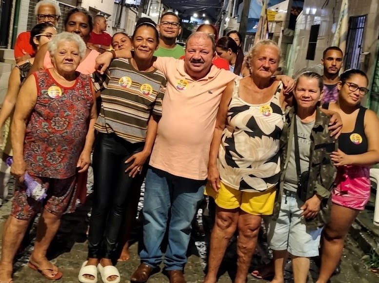 Nilson Pereira com lideranças comunitárias na Vila São Miguel no Recife durante campanha eleitoral.