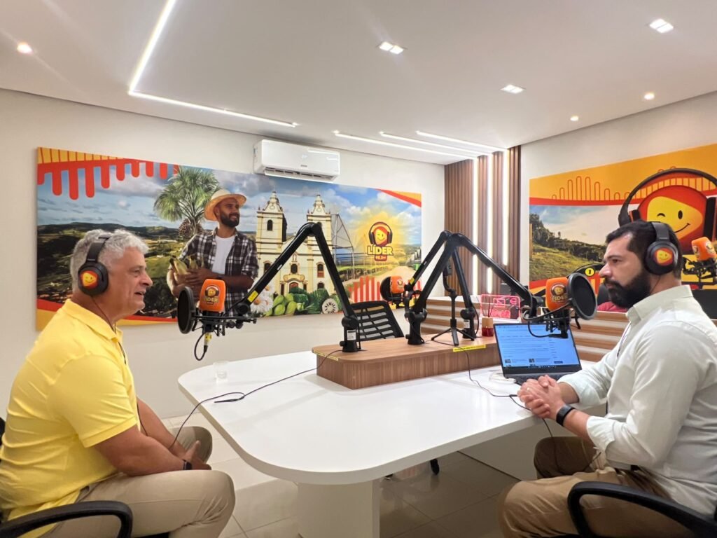 Jânio Gouveia durante entrevista no Panorama Político, na Rádio Líder FM