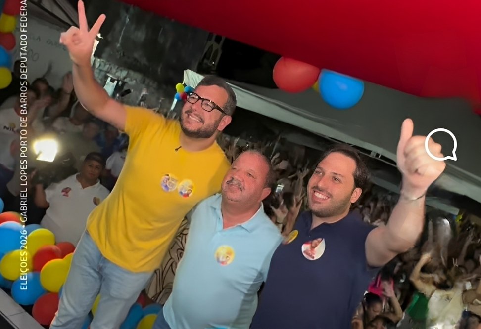Nilson Pereira ao centro, com Aglailson Victor e Gabriel Porto, durante ato político na Mangueira, no Recife