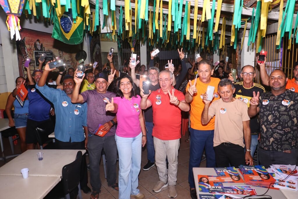 Viviane Facundes, candidata a deputada estadual pelo PSD, sorri ao lado de apoiadores e lideranças durante encontro de campanha no bairro do Pina, no Recife.