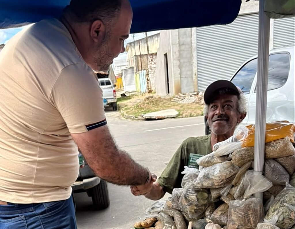 Pê Guerra conversa com eleitores durante corpo a corpo na feira livre de Carpina