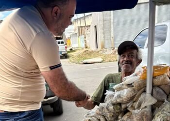 Em campanha por vaga na Câmara Federal, Pê Guerra faz corpo a corpo em Carpina