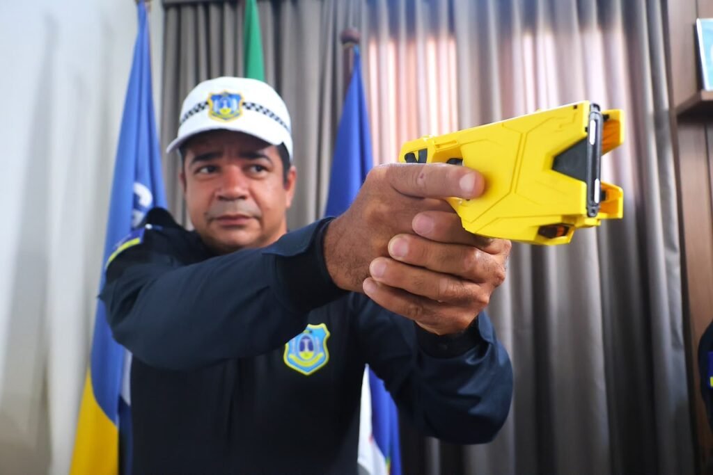 CGM de Gravatá aponta arma não letal ao exibir novo fardamento da corporação.
