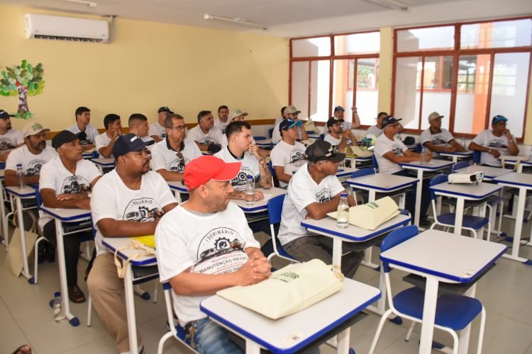 Servidores municipais de Gravatá participam do I Seminário de Boas Práticas na Manutenção Preventiva da Frota em sala de aula.