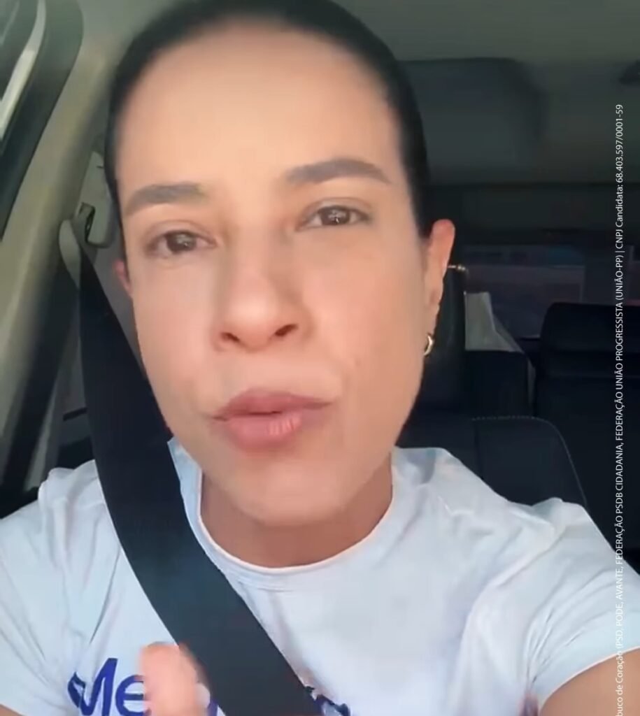 Governadora Raquel Lyra gravando vídeo em veículo sobre oferta de cirurgias de laqueadura em Pernambuco.