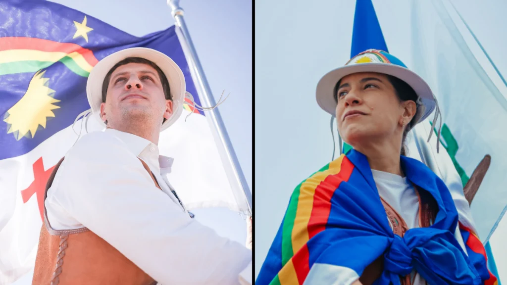 Montagem com os candidatos ao Governo de Pernambuco, João Campos com a bandeira do estado ao fundo e Raquel Lyra vestida com elementos da cultura pernambucana.