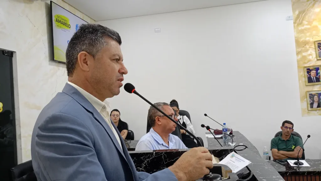 O vereador Ademir Batista discursa ao microfone durante o 3º Encontro pela Valorização da Vida na Câmara Municipal de Chã Grande.