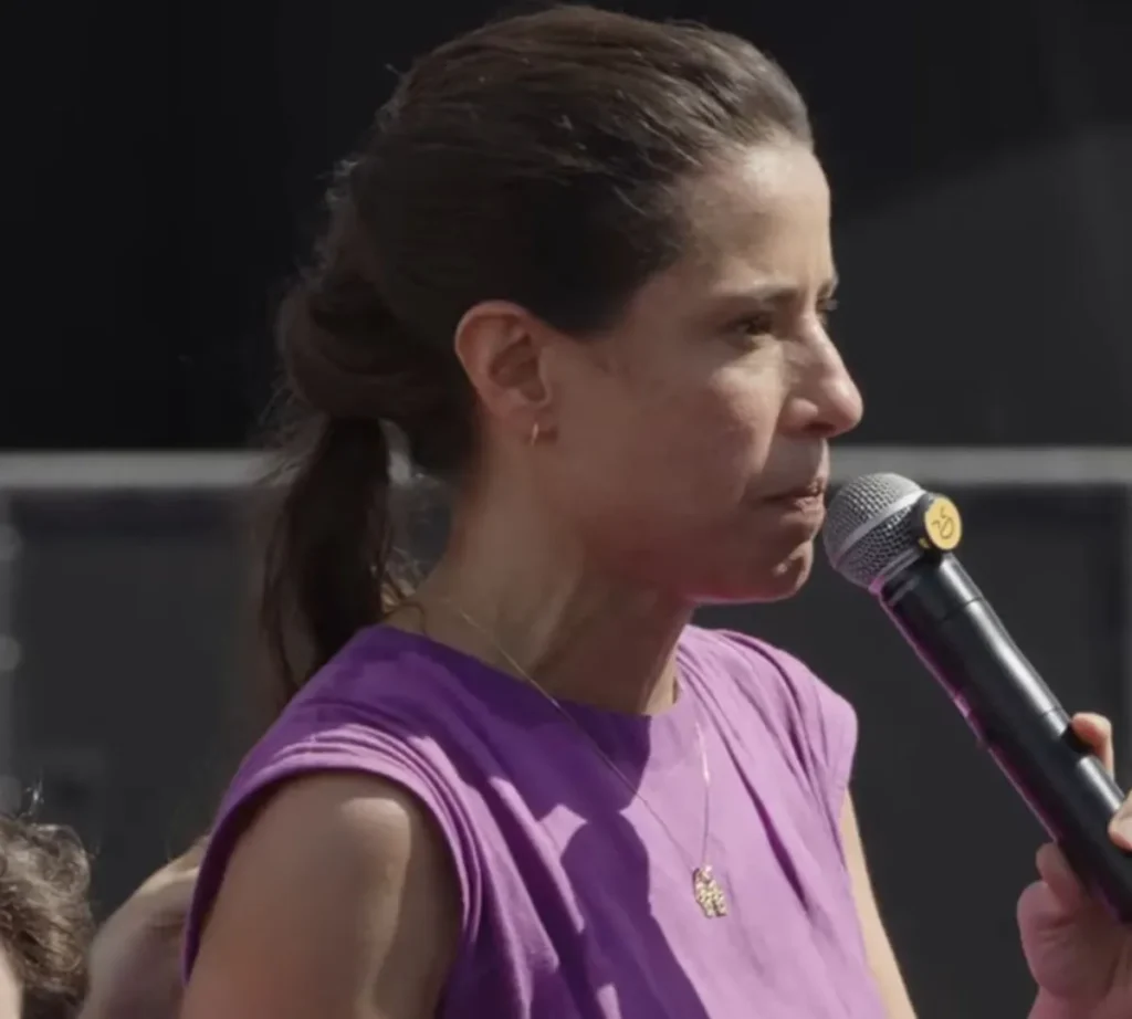 Governadora de Pernambuco fala ao microfone durante agenda pública