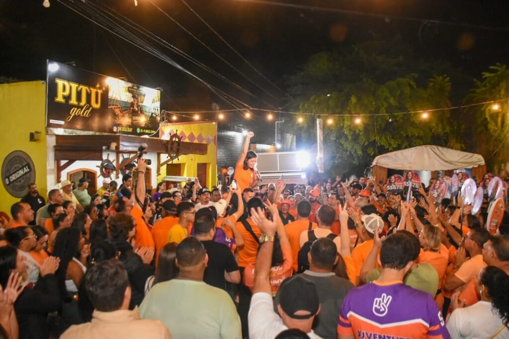 Viviane Facundes participa de agenda porta a porta em Gravatá com apoiadores