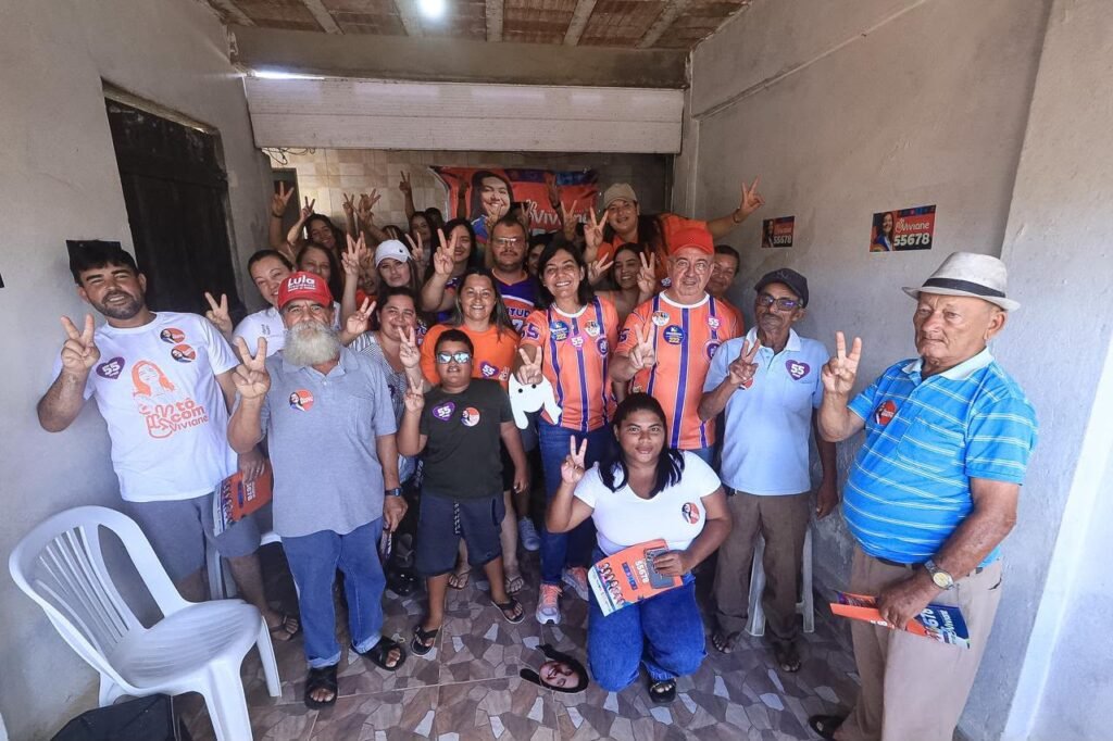 Viviane Facundes e o prefeito Joselito Gomes posam com moradores e apoiadores no distrito de São Severino em Gravatá.