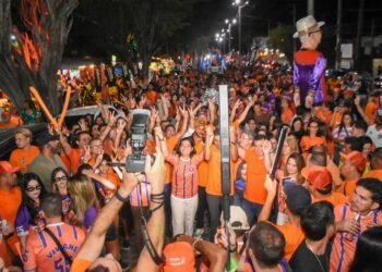 Viviane Facundes movimenta fim de semana em Gravatá e comanda maior passeata registrada no município nas eleições 2026