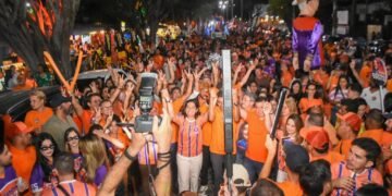Viviane Facundes movimenta fim de semana em Gravatá e comanda maior passeata registrada no município nas eleições 2026