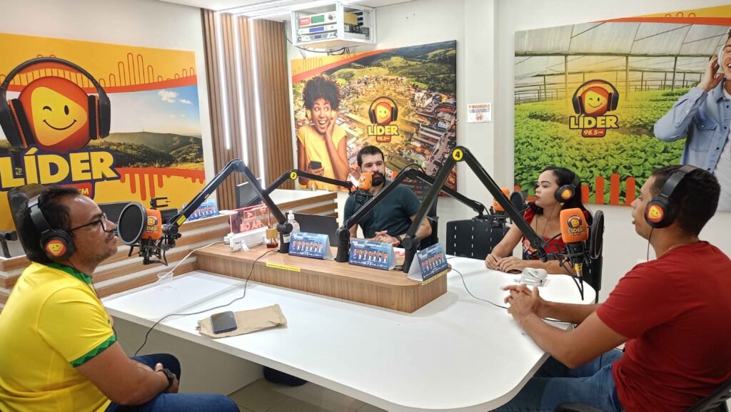 Alt Text: Organizadores da passeata de Lula em Chã Grande durante entrevista nos estúdios da Rádio Líder FM.