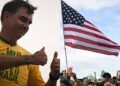 Após deixar o Brasil, Flávio Bolsonaro chega aos EUA com a família