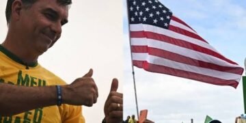 Após deixar o Brasil, Flávio Bolsonaro chega aos EUA com a família
