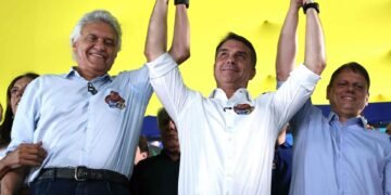 Caiado oficializa apoio a Flávio Bolsonaro no segundo turno e fala em coerência política