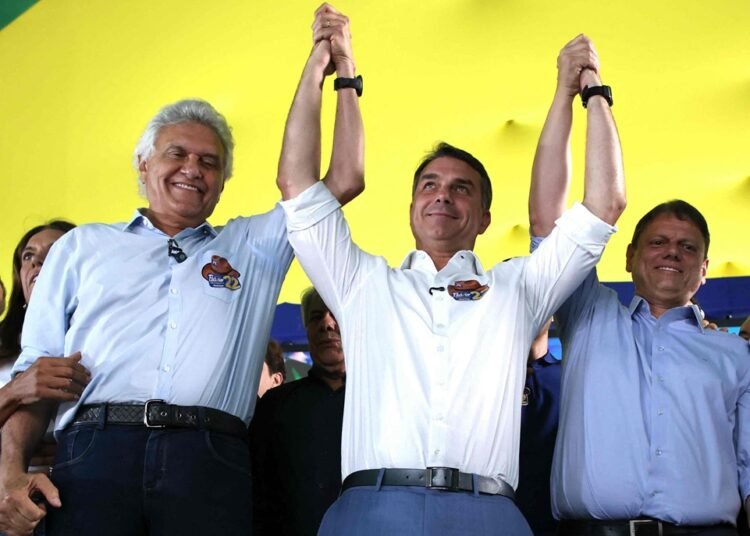 Caiado oficializa apoio a Flávio Bolsonaro no segundo turno e fala em coerência política
