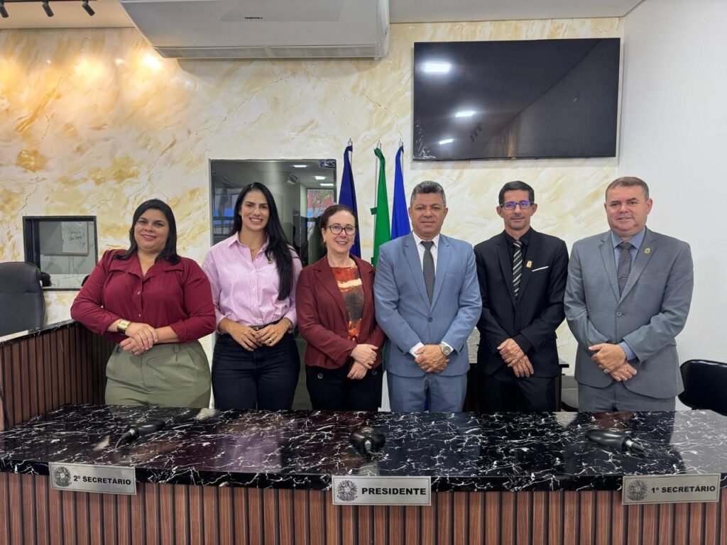 Ninha de Zé Maria, Lívia Campos, Célia de Jaci, Ademir Batista, Ninho Mototáxi e Wedson de Biu Beléu posam na Câmara de Chã Grande